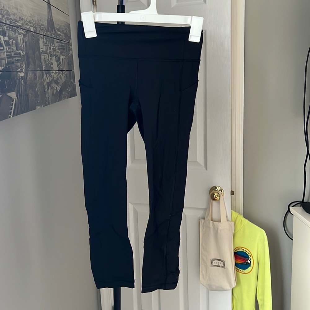 LULU-LEMON CROPPED BLACK LEGGINGS!